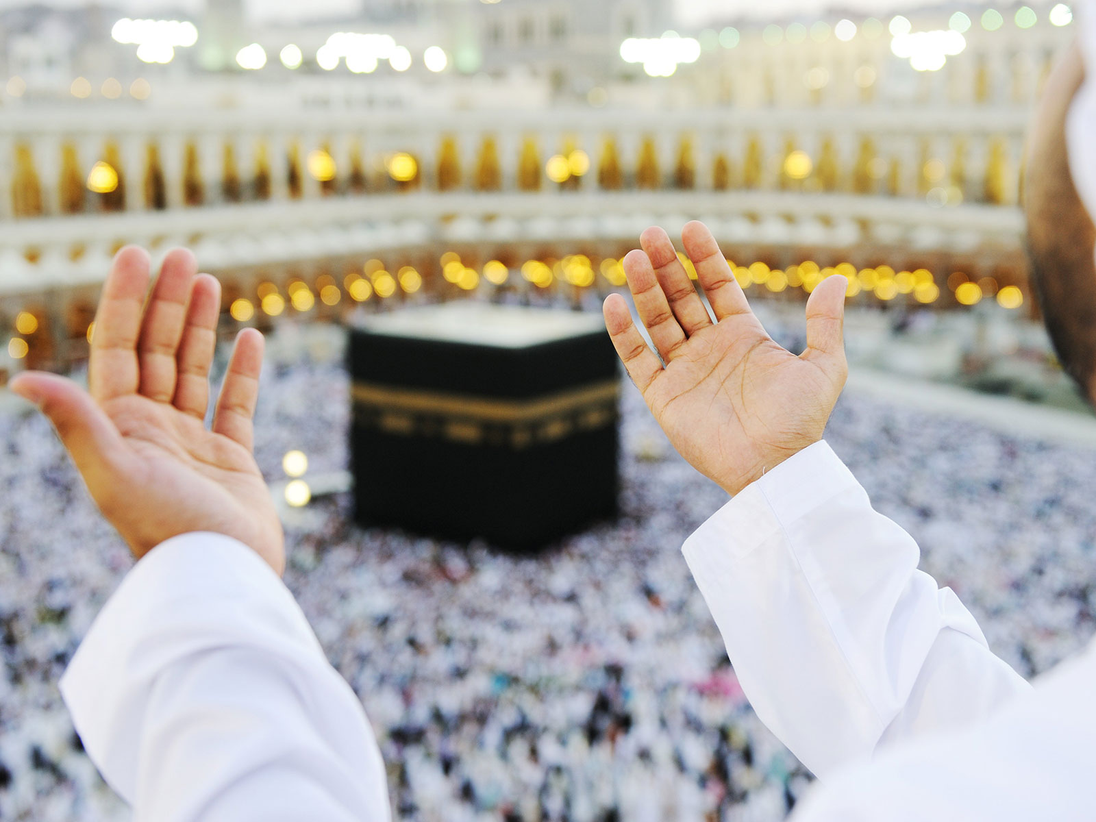 during hajj a man is praying in makkah