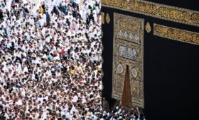 muslims performing umrah