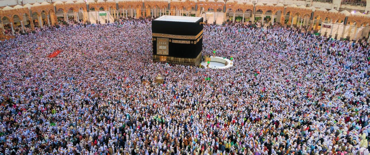 people gathered at kabaa makkah for hajj