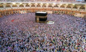 people gathered at kabaa makkah for hajj