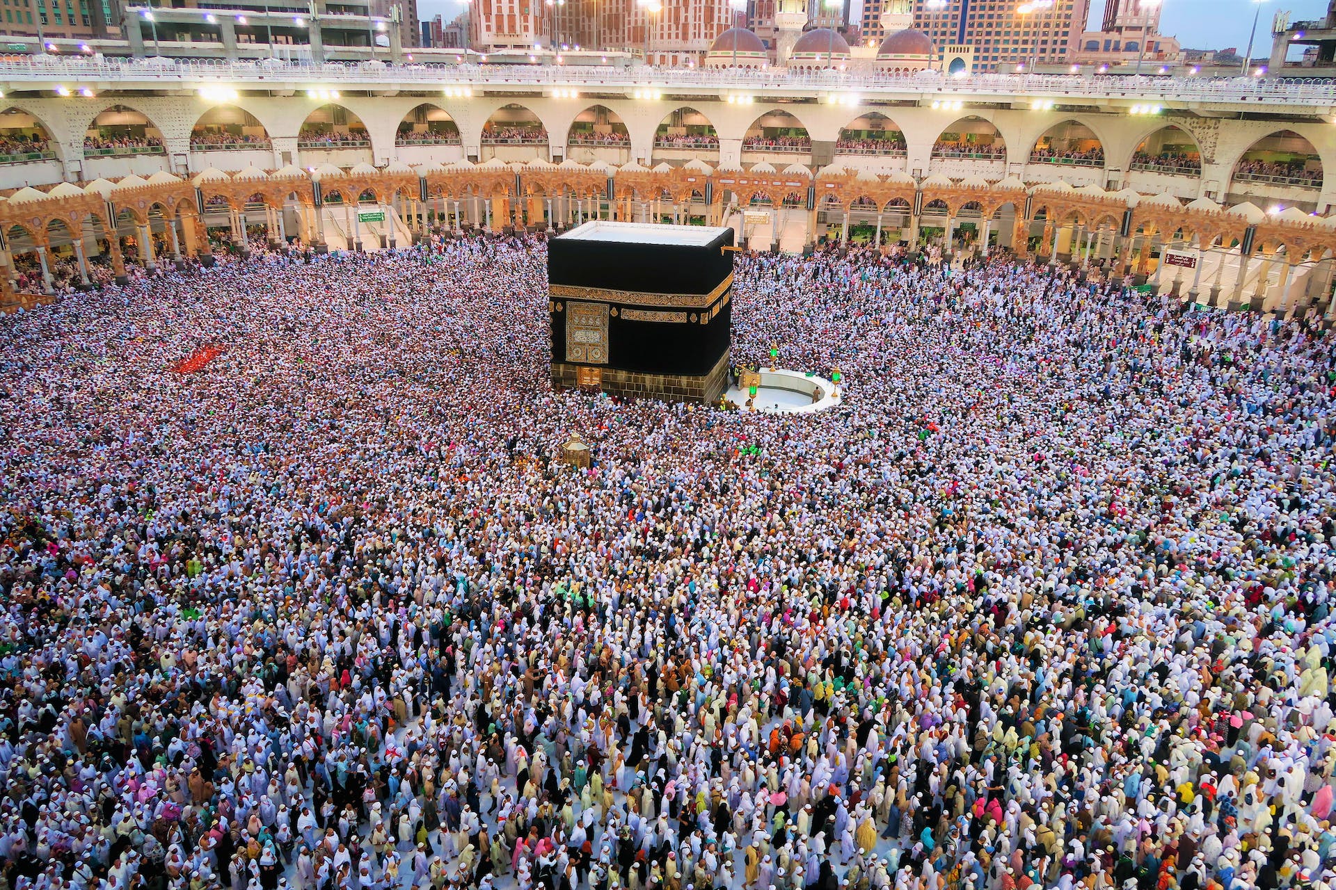 people gathered at kabaa makkah for hajj