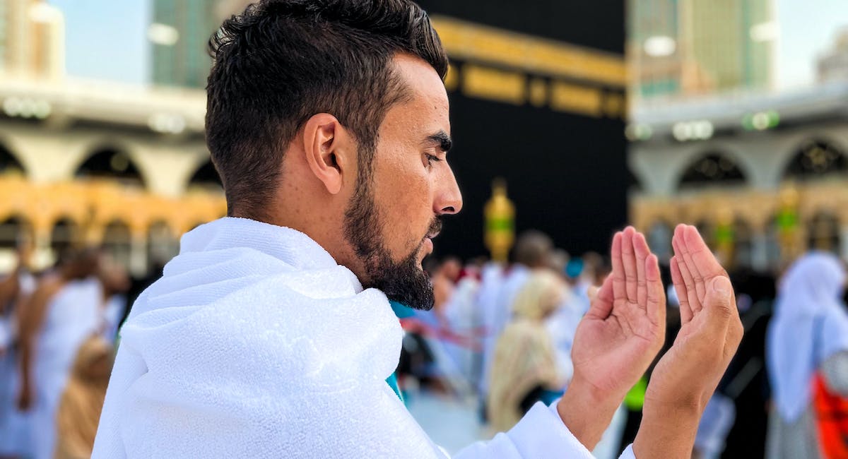 a muslim wearing ihram performing umrah