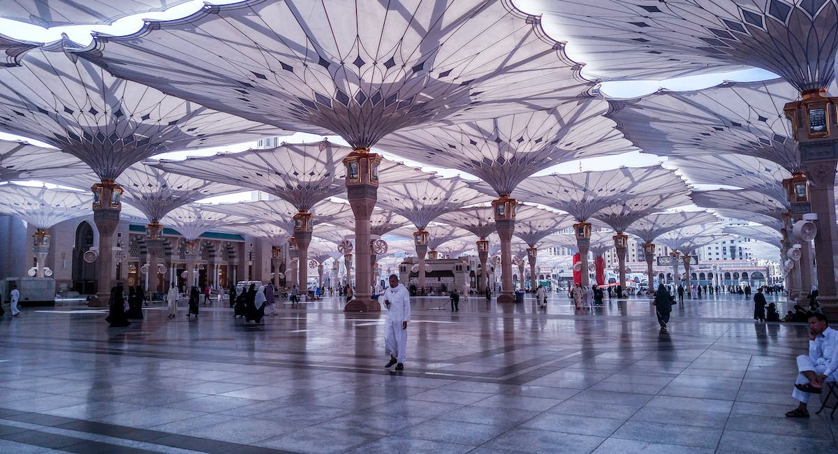 muslims performing umrah in makkah