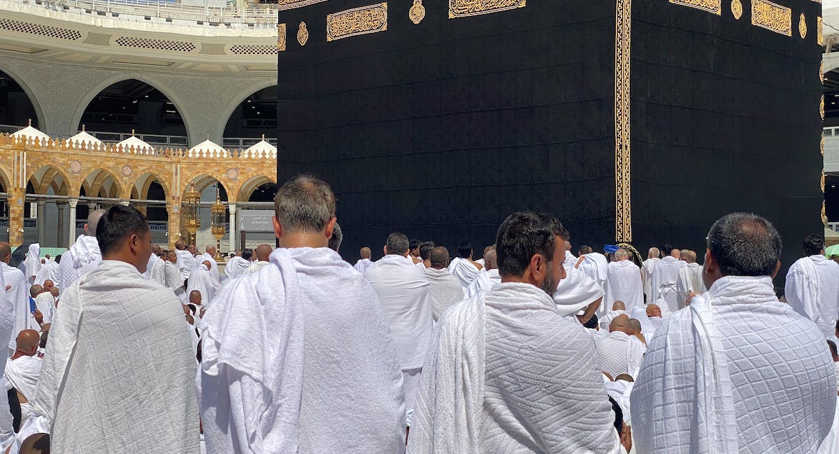 muslims doing tawaf around kabba 