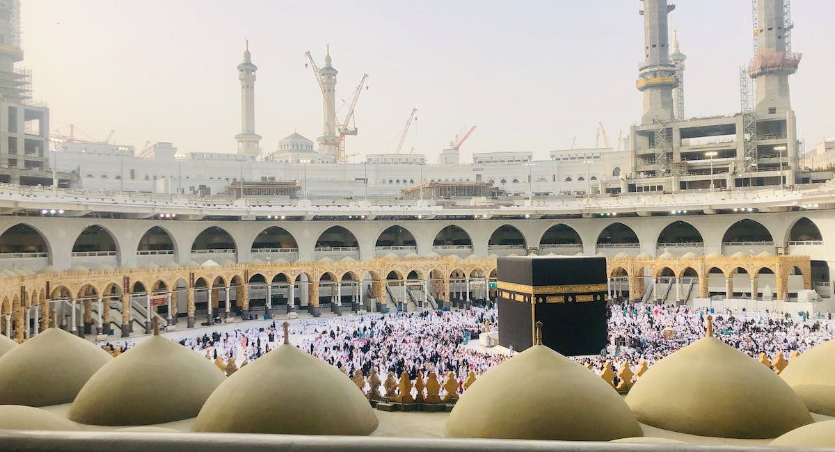 MUSLIMS PERFORMING UMRAH AT MAKKAH