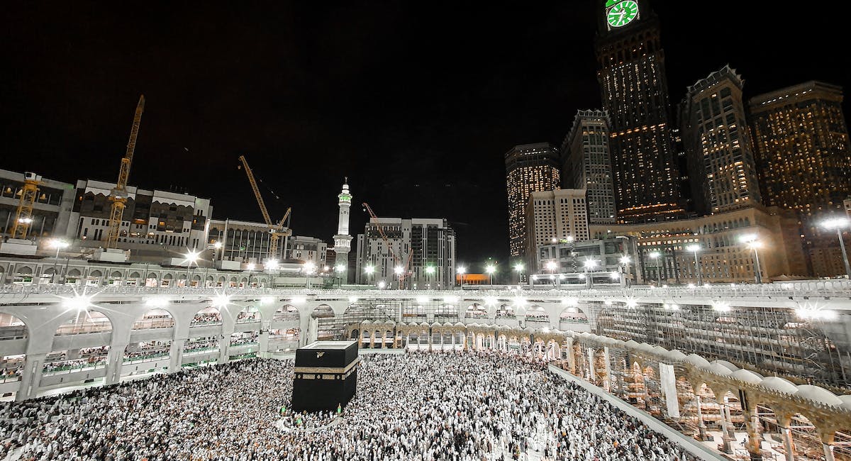 peoples are performing umrah and hajj at the great mosque in makkah