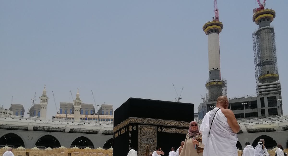 musllims performing hajj at kabba in makkah