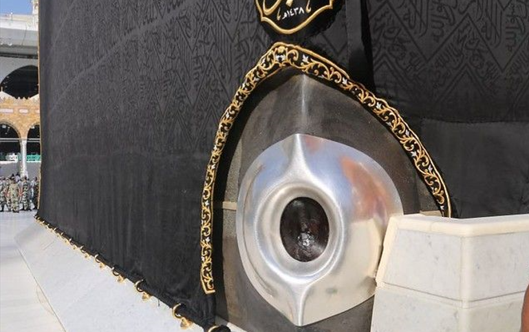 photo of kaaba and blackstone in kaaba
