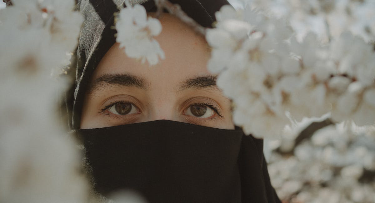 woman wearing niqab