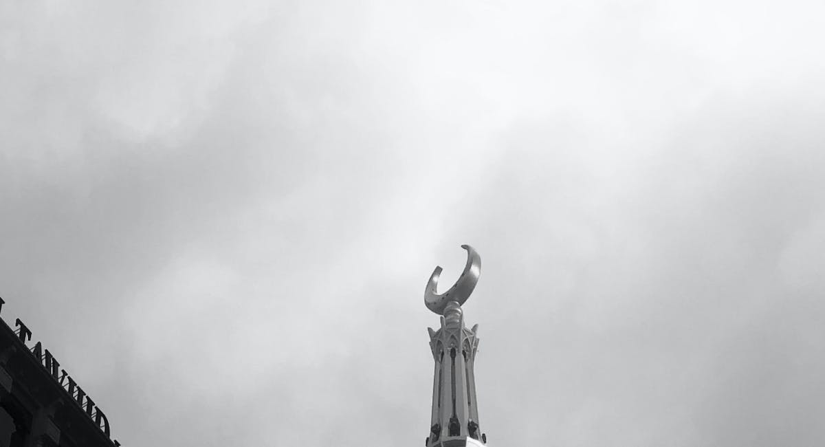 photo of makkah clock tower hotel crescent