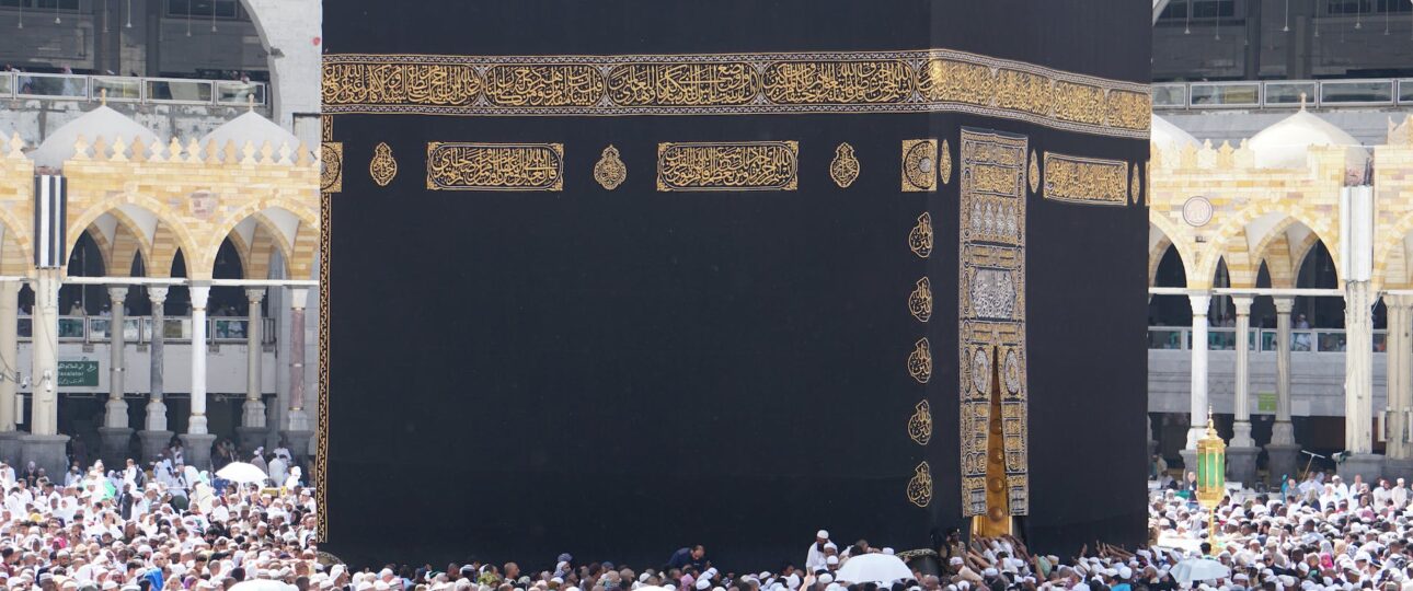 muslims are performing umrah at the great mosque in makkah