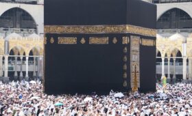 muslims are performing umrah at the great mosque in makkah