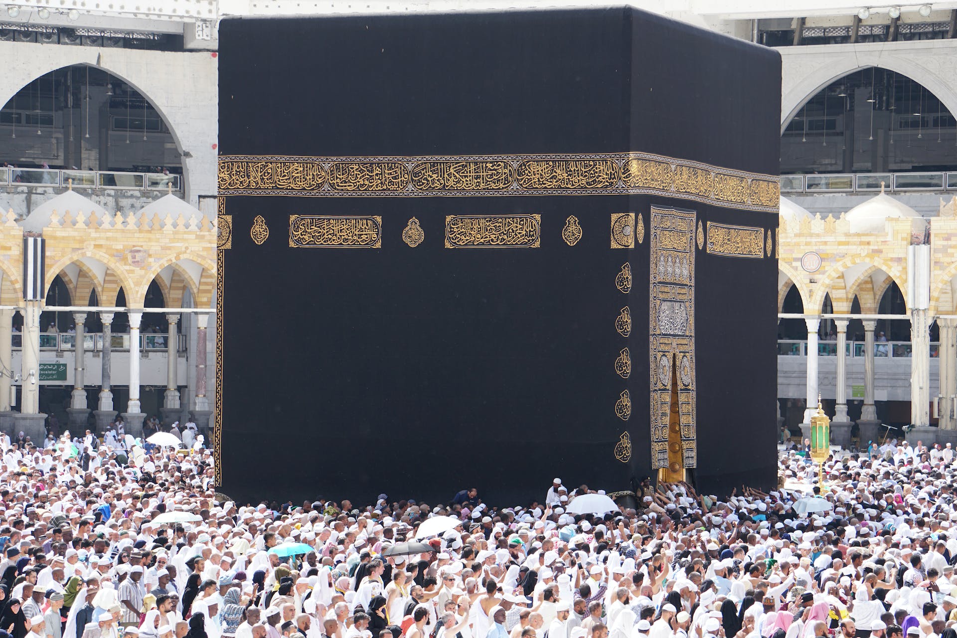 muslims are performing umrah at the great mosque in makkah