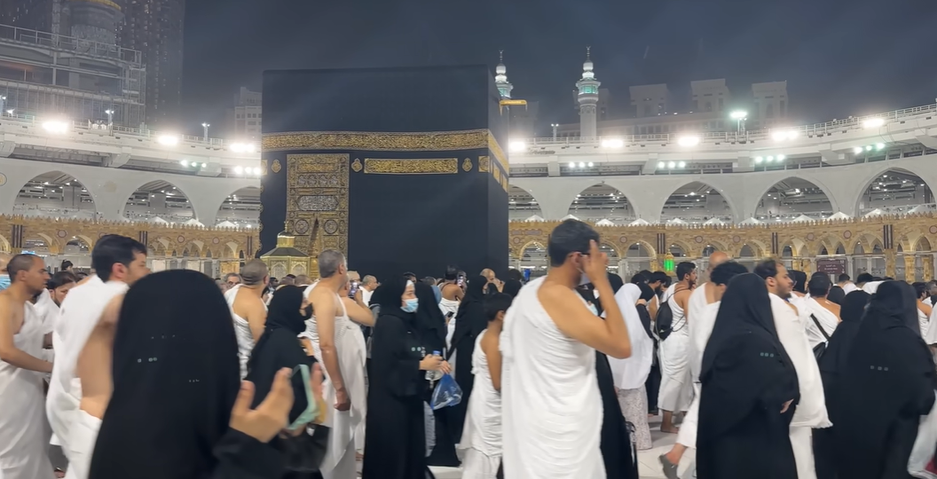 muslims are performing umrah