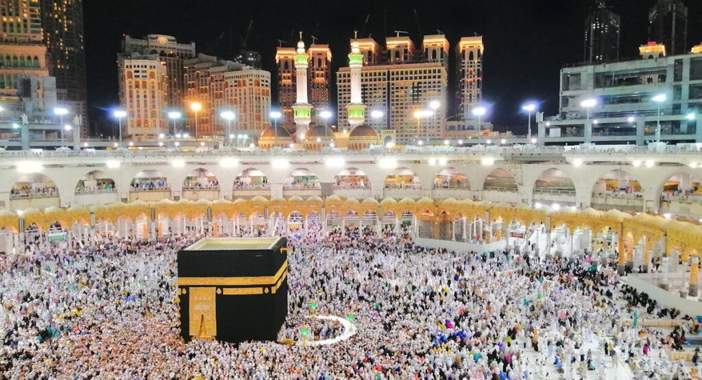 peoples are performing hajj and umrah