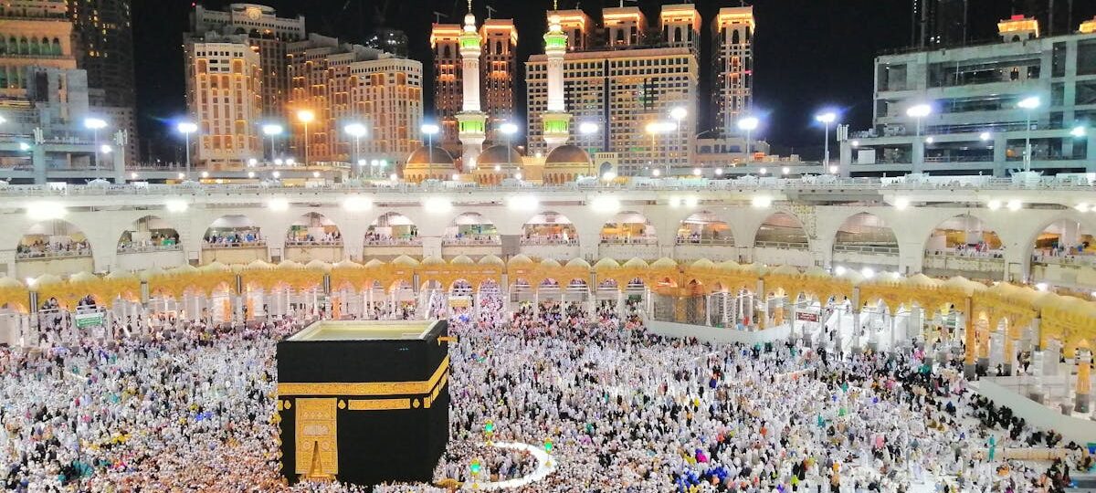 peoples are performing hajj and umrah