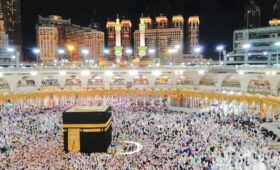 peoples are performing hajj and umrah