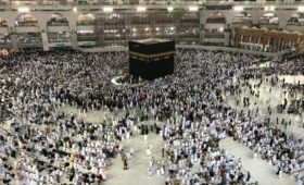 peoples are gathered at the great grand mosque in makkah