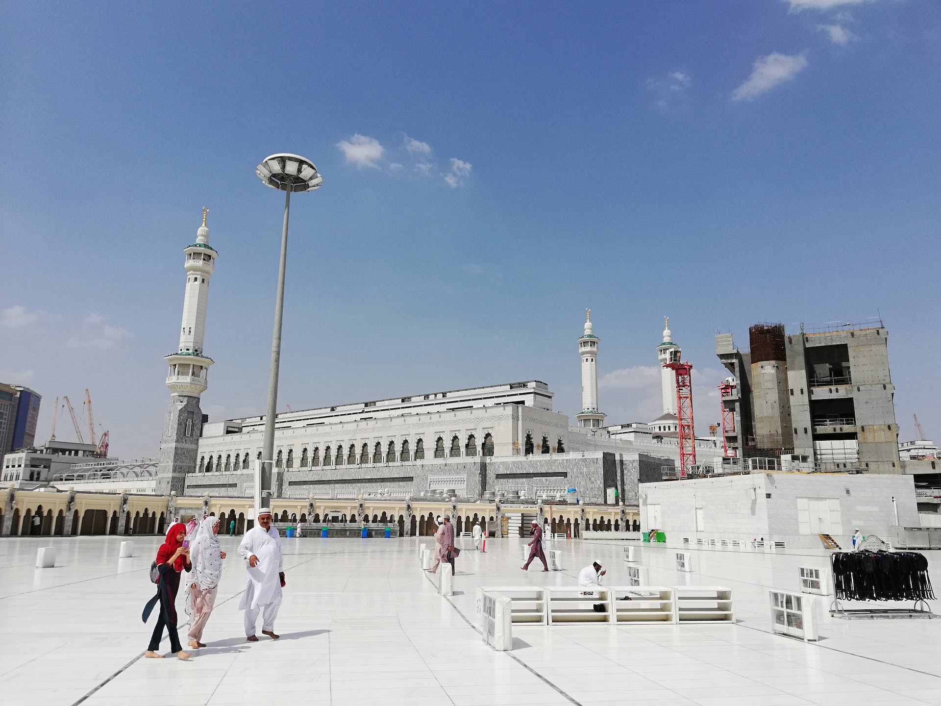 muslims are gathered in makkah for umrah