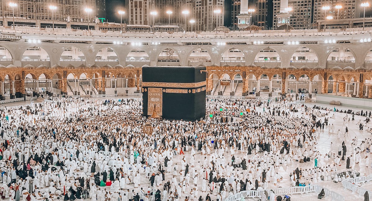 peoples are doing tawaf around kaaba